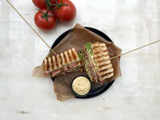 Club sandwich med grillost och dressing