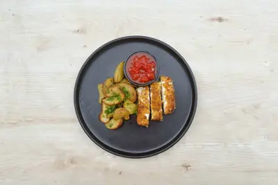 Panerad salladsost med klyftpotatis och tomatsås