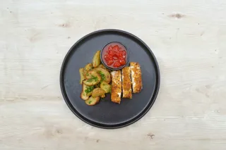Panerad salladsost med klyftpotatis och tomatsås
