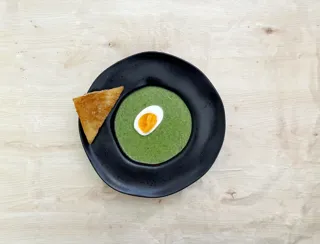 Spenatsoppa med ägghalvor och smörstekt bröd