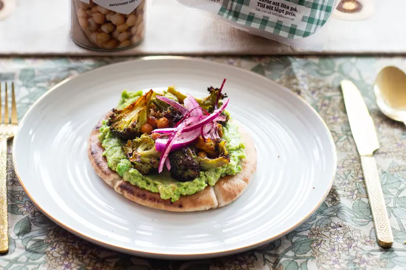 Pitapizza med ärtröra och rostad broccoli