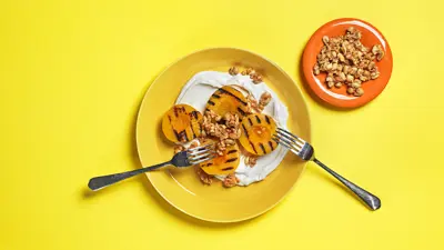 Grillade persikor med kvarg och rostade nötter